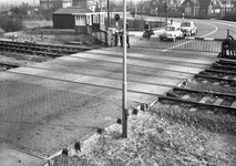 166506 Gezicht op de spoorwegovergang in de Linschoterweg / Van der Valk Boumanlaan te Woerden.